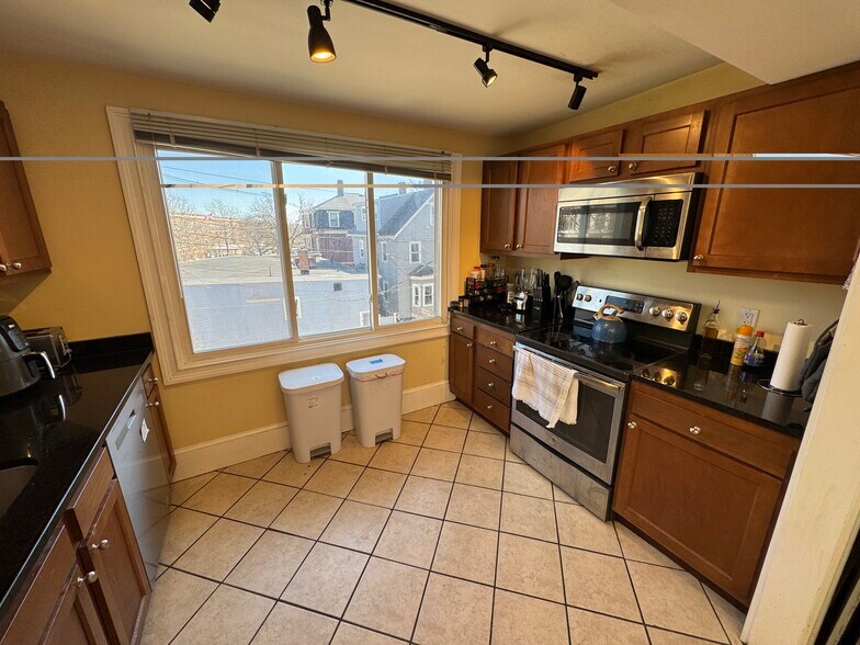 Building Photo - 208 Holland St