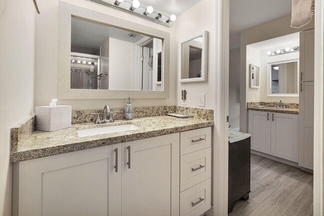 Building Photo - 6562 Boca Del Mar Dr