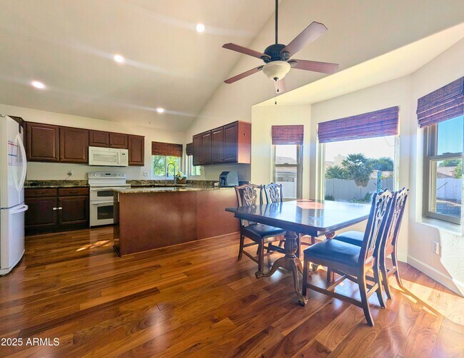 Building Photo - 242 S Sycamore Pl