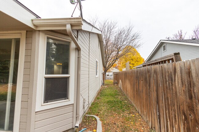 Building Photo - 164 S Silverwood Way