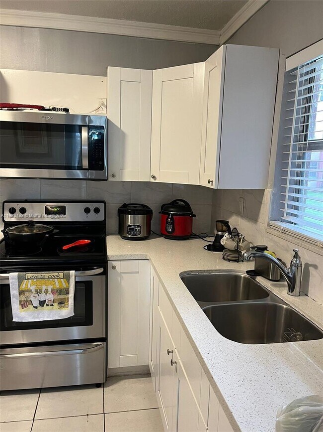 Building Photo - 13715 Kendale Lakes Cir