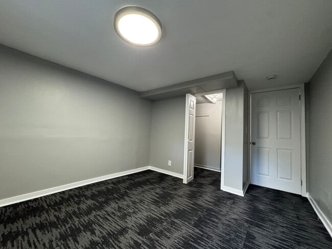 Building Photo - Stunning 5 Bedroom 2 Bathroom Home + Den i...
