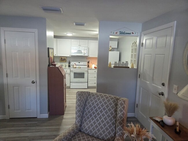 Building Photo - 176 Maple Ave