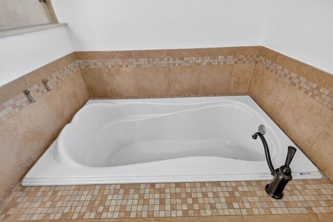 Building Photo - Lakefront 4-Bedroom Home for Rent in Beautiful Umatilla, FL