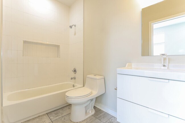 Building Photo - 2102 N Percy St