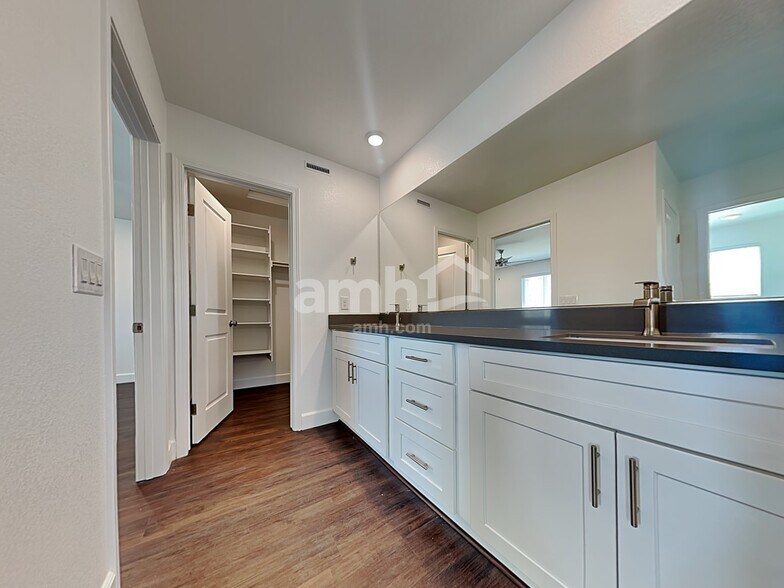 Building Photo - 8926 Tiger Tooth Ave
