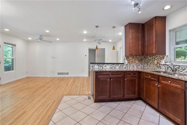 Building Photo - 2558 Woodacres Rd NE