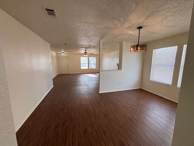 Building Photo - 1 Story Home in Crowlley with Community Pool