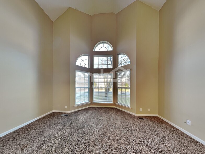 Building Photo - 661 Sugar Mill Dr