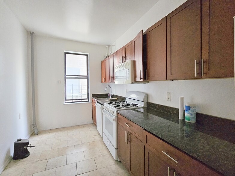 Building Photo - 850 W 176th St