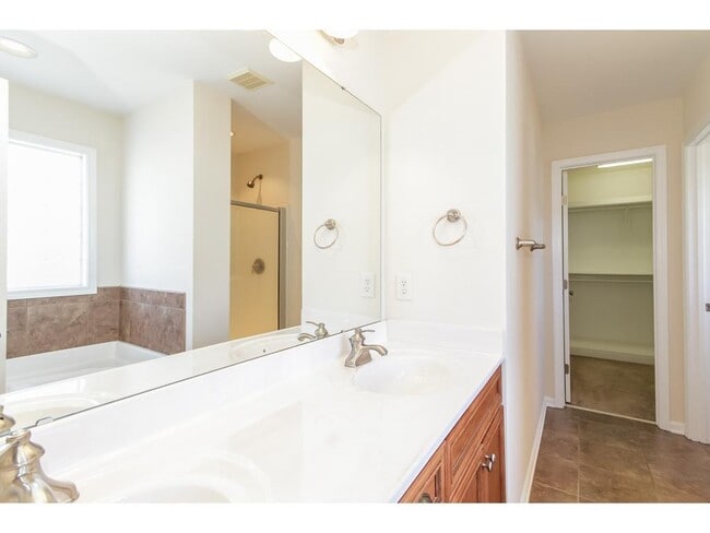 Building Photo - 2043 Sinclair Trce