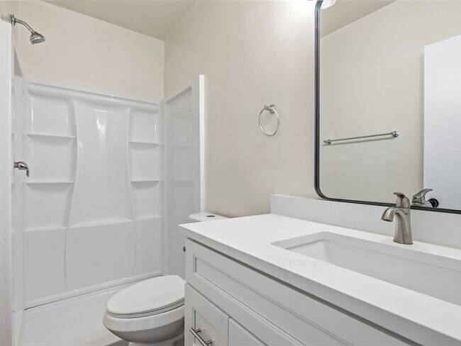 Building Photo - 2 Bedroom 2 Bathroom Home with Flex Space & Spacious Backyard!
