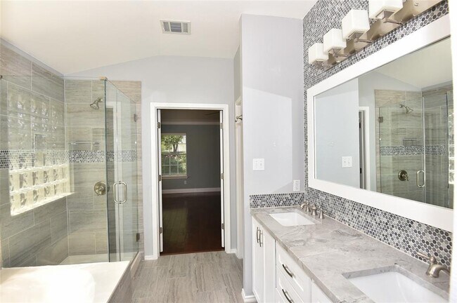 Building Photo - 14605 Ballyclarc Dr