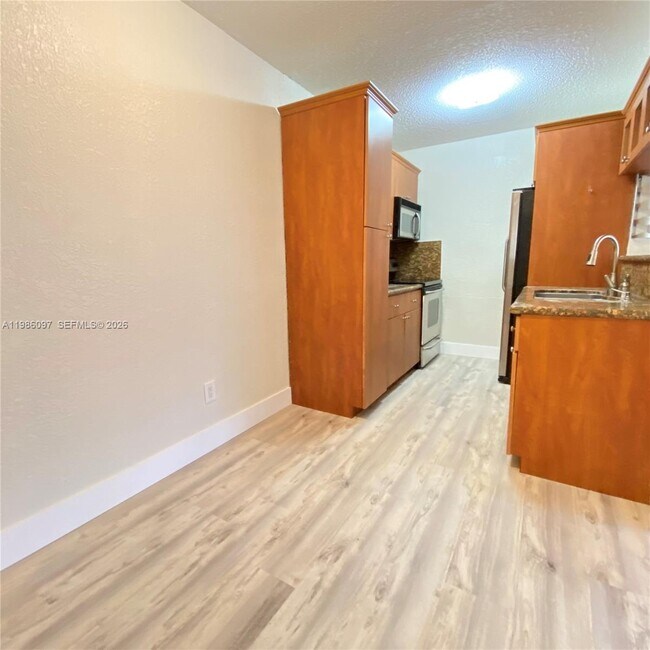 Building Photo - 10794 N Kendall Dr