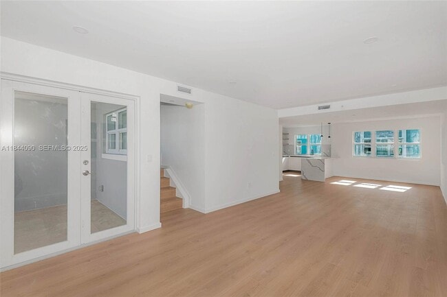 Building Photo - 824 SE 12th Ct