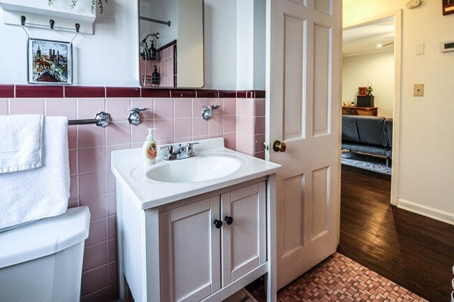 Building Photo - Nice Midtown Bungalow