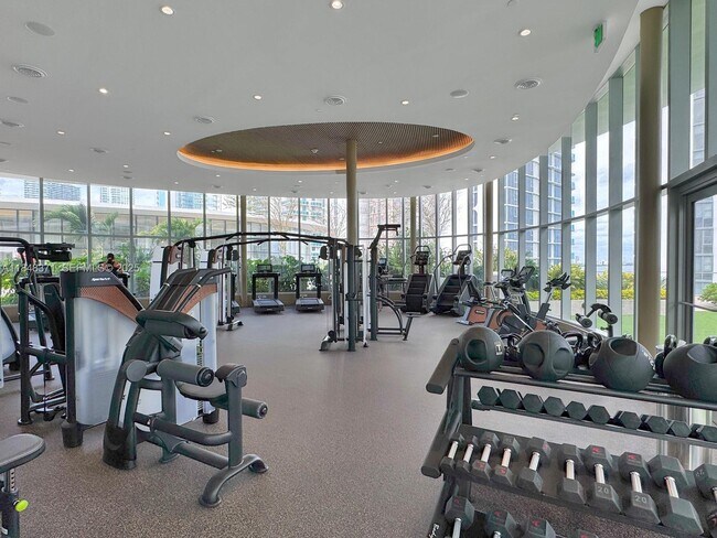 Building Photo - 700 NE 24th St