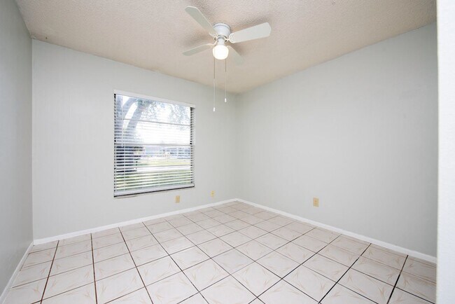 Building Photo - Cute 4/2 House In Buenaventura Lakes for Rent