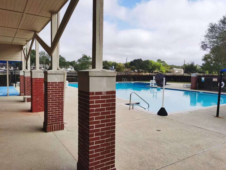 Community pool - 3206 Sturbridge Ln