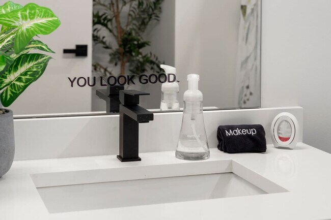 Building Photo - 318 W Grand Ave