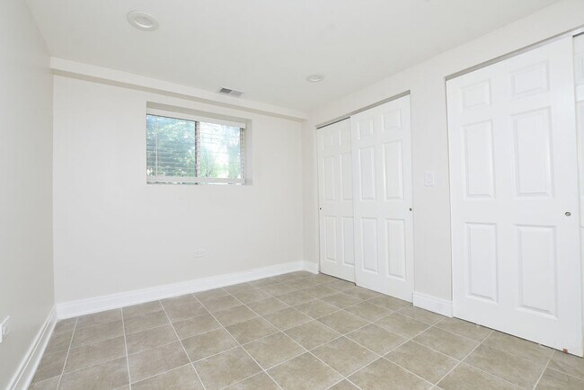 Building Photo - 4248 N Damen Ave