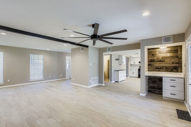 Building Photo - 4819 Brooklawn Dr