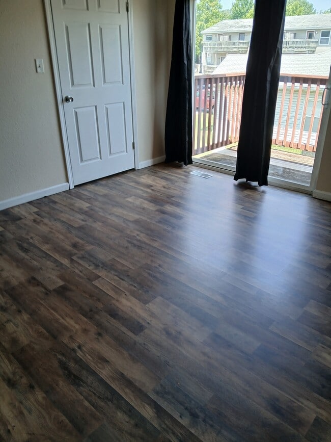 Building Photo - 510 S Poplar St