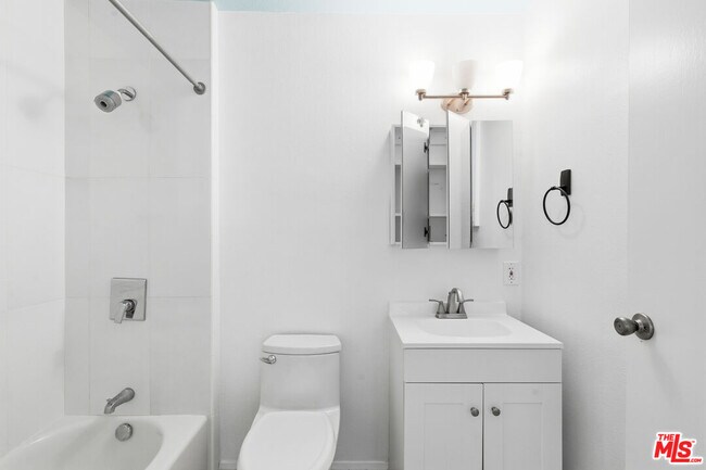 Building Photo - 2752 Guirado St