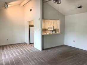 Building Photo - Great complex minutes from campus!
