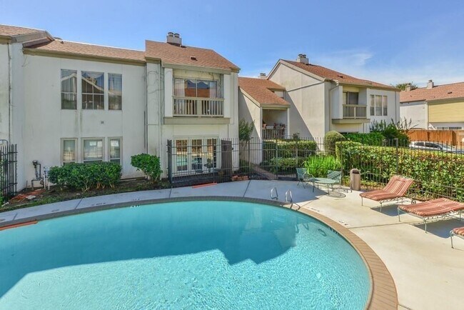 Building Photo - 2100 Tanglewilde St