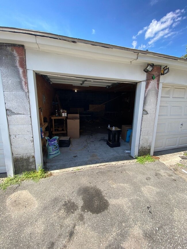 Building Photo - Spacious Newly Constructed 4 Bed 2 Bath T...