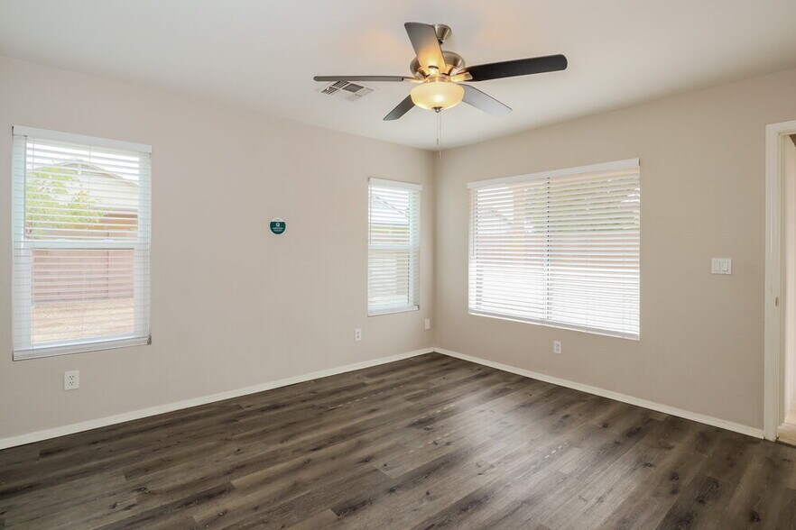 Building Photo - 2214 E Aire Libre Ave
