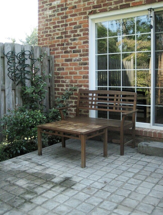 Building Photo - 415 Burgoyne Rd