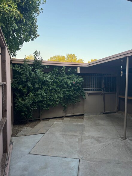 Building Photo - 1550 N Stapley Dr