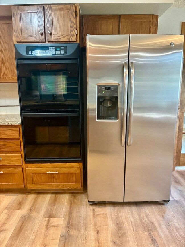 Building Photo - Beautiful open floorplan - 3 Bedroom/ 2 Bath - HUGE fenced backyard