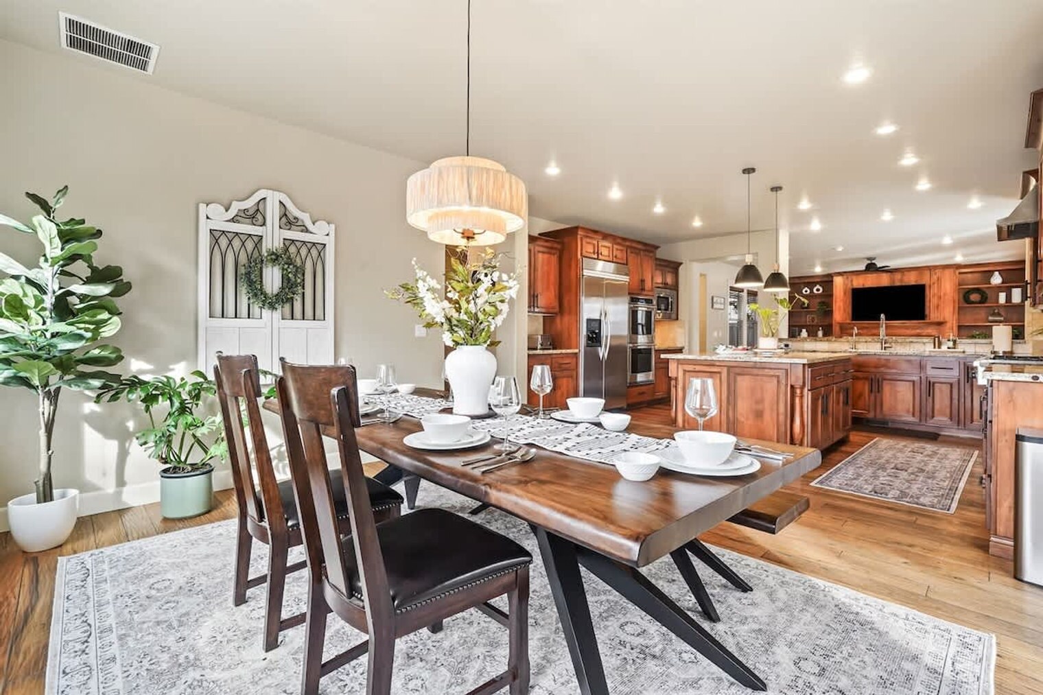 Building Photo - 611 E San Pedro St