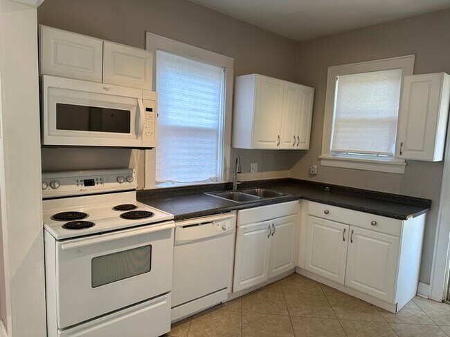 Building Photo - Charming Home 2 Bedroom 1 Bath Home In Krkwood, Mo.