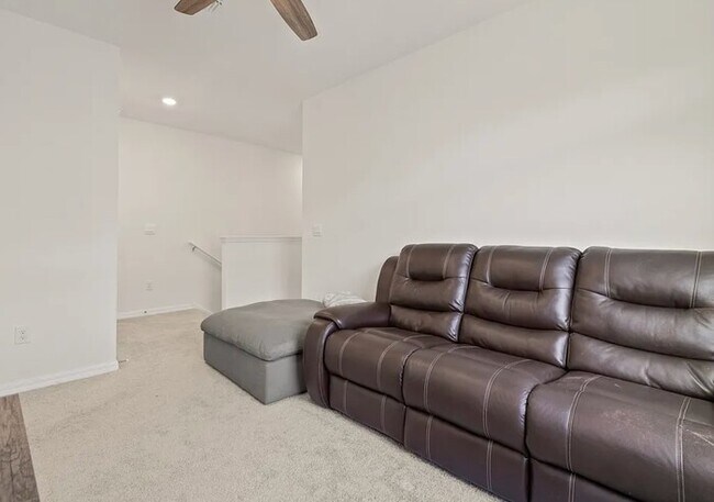 Building Photo - BEAUTIFUL Town Home For Rent in Angeline!