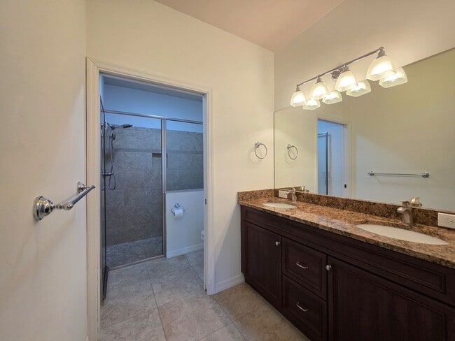 Building Photo - For rent 2 bedroom 2 bathroom 1 car garage condominium