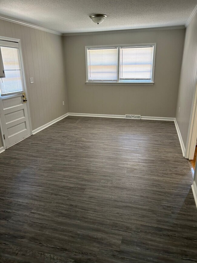 Building Photo - 1529 Charter Dr