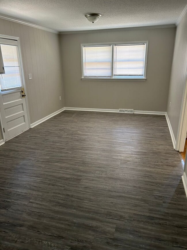 Building Photo - 3 bedroom, one bath house for rent