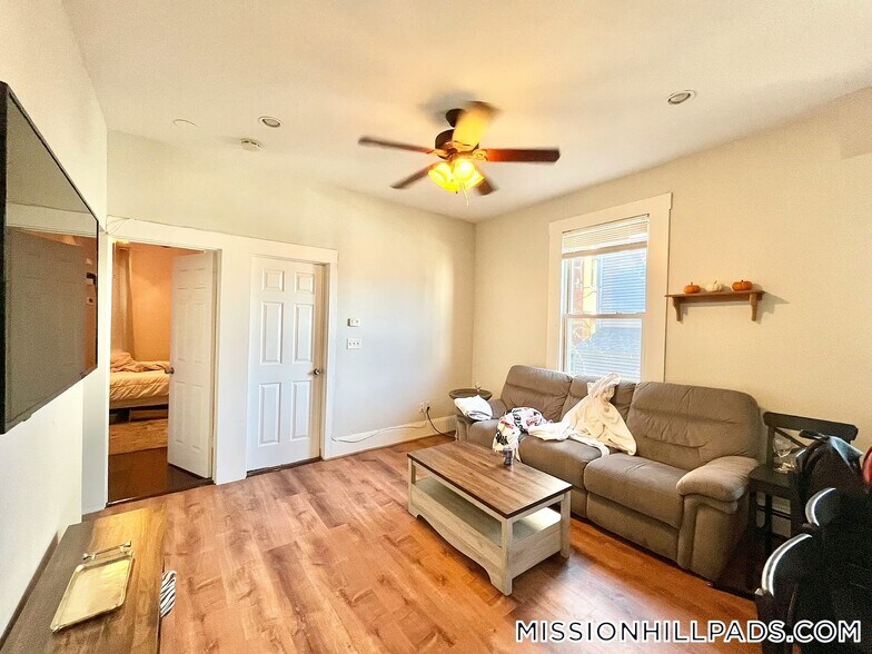 Building Photo - 717 Parker St