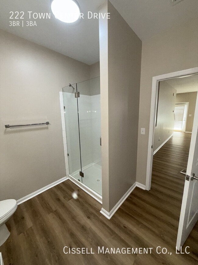 Building Photo - 222 Town Center Dr