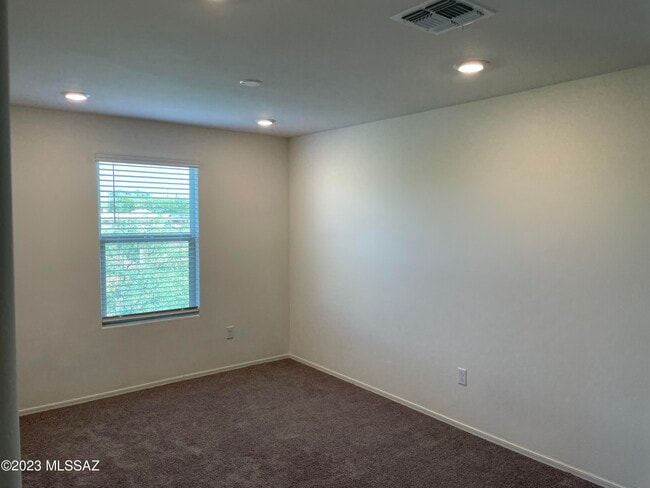 Building Photo - 1127 E Cairn St