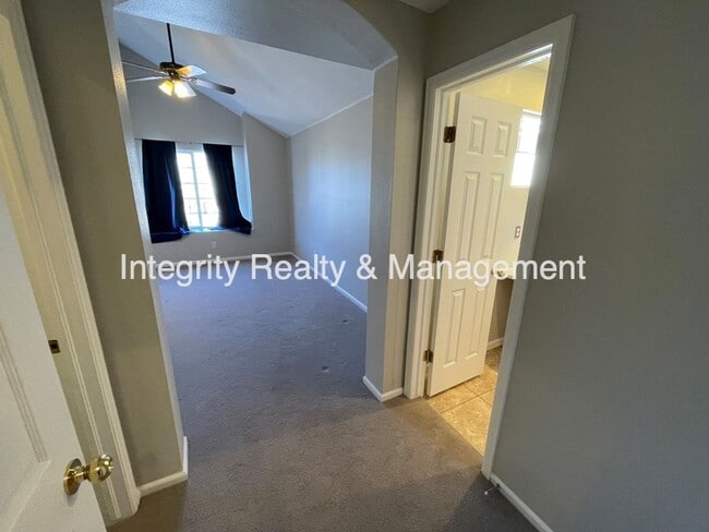 Building Photo - 9106 W Phillips Dr