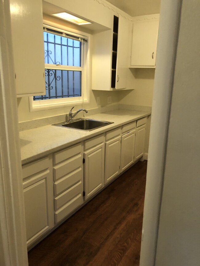 Kitchen quartz counters white cabinets - 3215 Star Ave