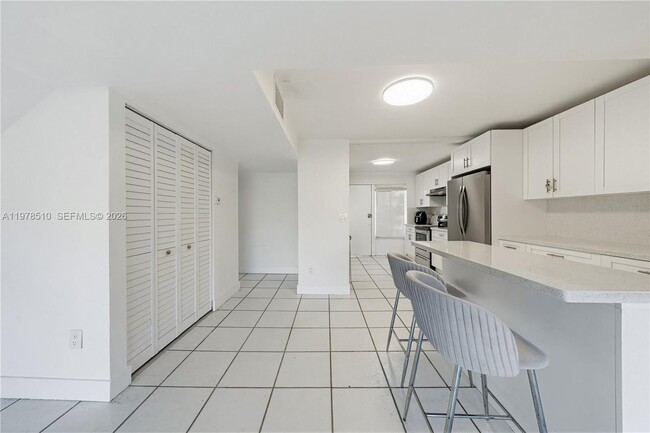 Building Photo - 9210 Fontainebleau Blvd