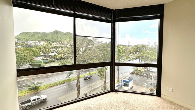 Building Photo - SPACIOUS 2 BED/2 BATH/1 PRKG & WASHER/DRYE...