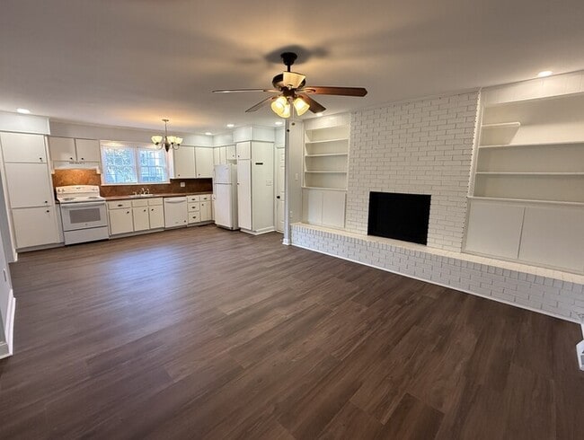 Building Photo - Charming Vintage Ranch, Den, Fireplace, Screened Porch
