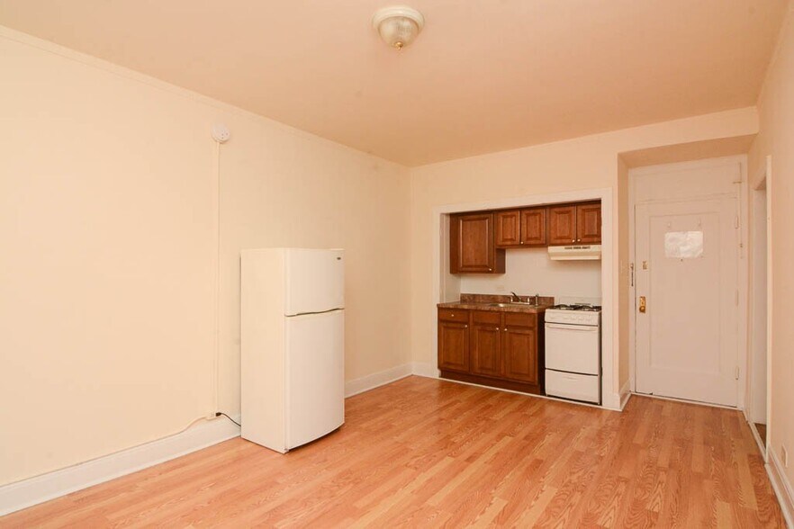 Building Photo - 3335 W Diversey Ave
